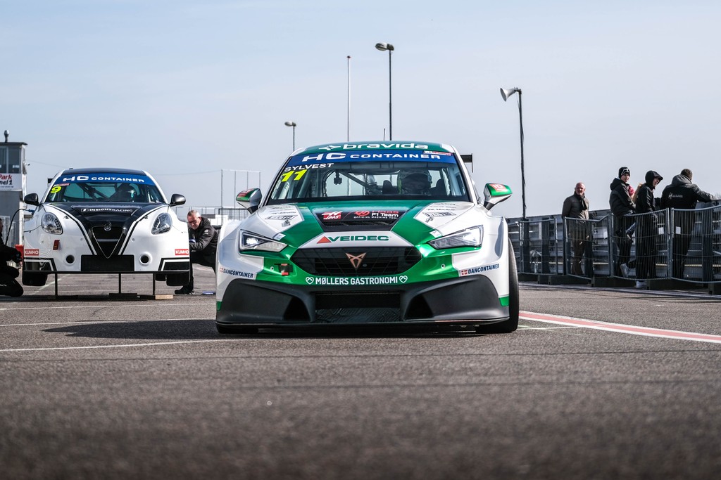 Green Developments og Nicolai Sylvest fik tirsdag præsenteret farverne på årets racer
(Foto: Niklas Majgaard/TCR Denmark)